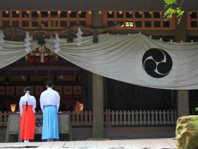 SNSで話題の「三礼三拍一礼」とは？GHQ説や歴史の真相から紐解く参拝のマナー